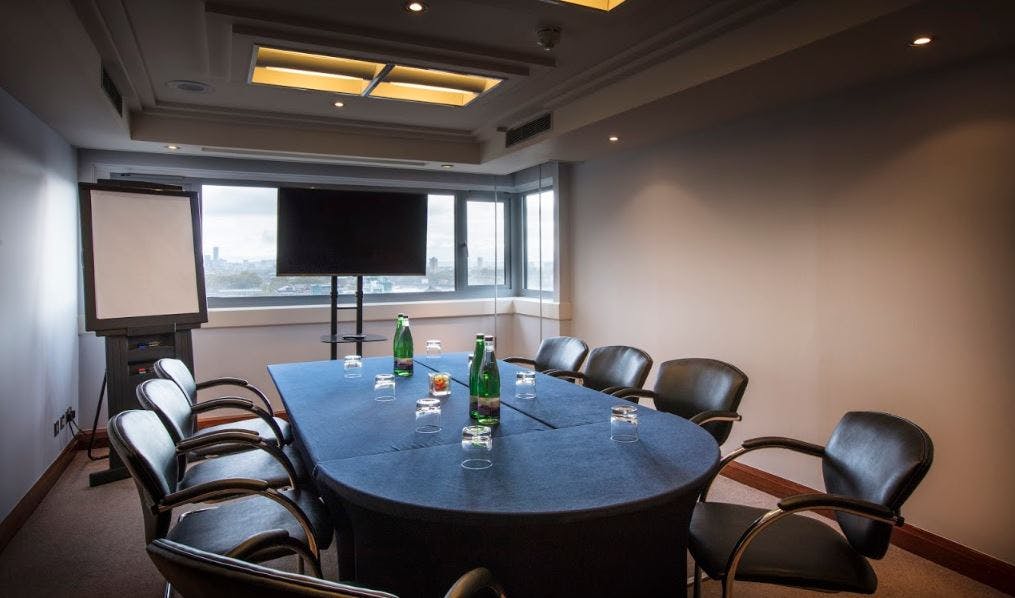 Cutty Sark meeting room with oval table, ideal for professional gatherings and presentations.