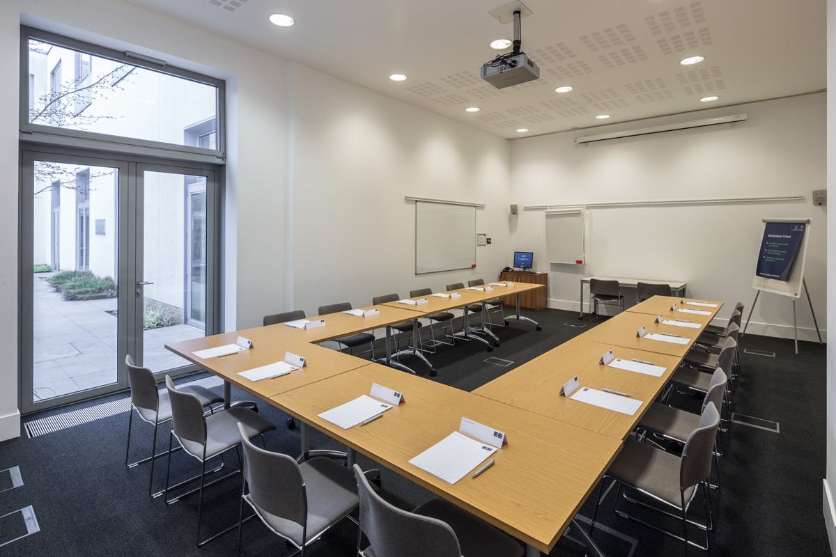 Small seminar room with large table at Saïd Business School, ideal for meetings and presentations.