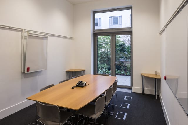 Small seminar room with round table at Saïd Business School, ideal for meetings and brainstorming.