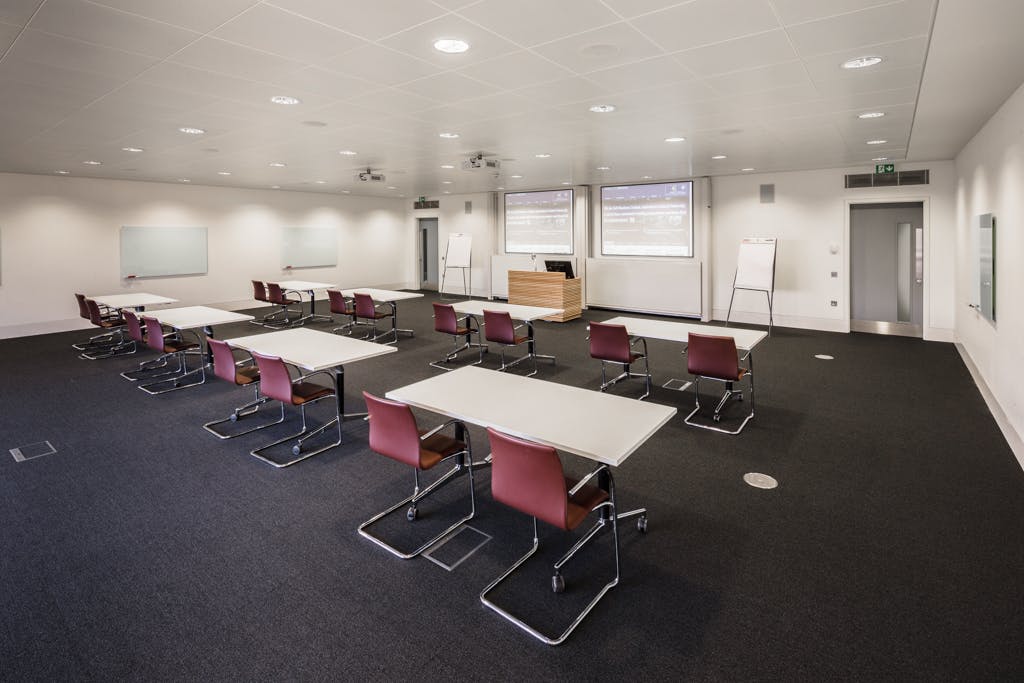 Modern meeting room at Saïd Business School, ideal for corporate events and workshops.