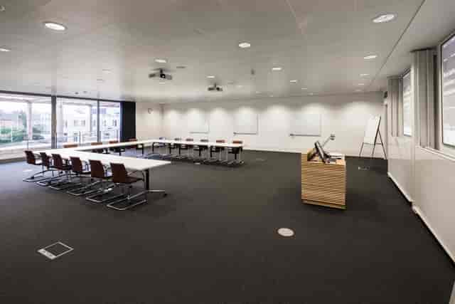 Spacious meeting room with large table, ideal for workshops and presentations at Oxford.