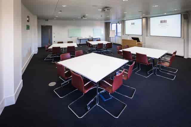 Versatile meeting room with modular tables at Saïd Business School, ideal for workshops.