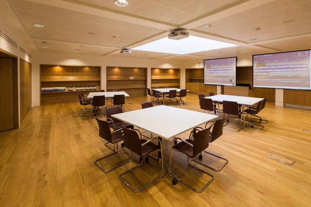 Versatile meeting space with large screens at Saïd Business School, Oxford for events.