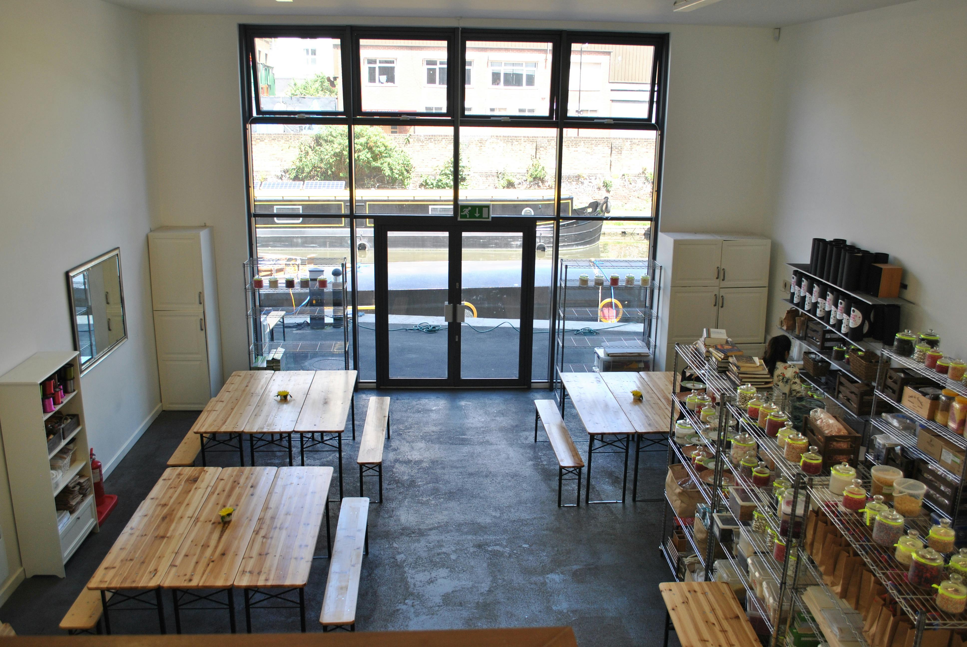 Versatile workshop space with natural light, ideal for events and meetings.