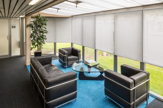 Modern lounge area in Templeton Lecture Room, ideal for networking and meetings at Oxford.