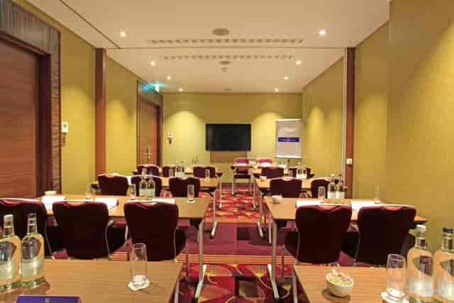 St James Suite at Holiday Inn Kensington: elegant meeting room ready for workshops and presentations.