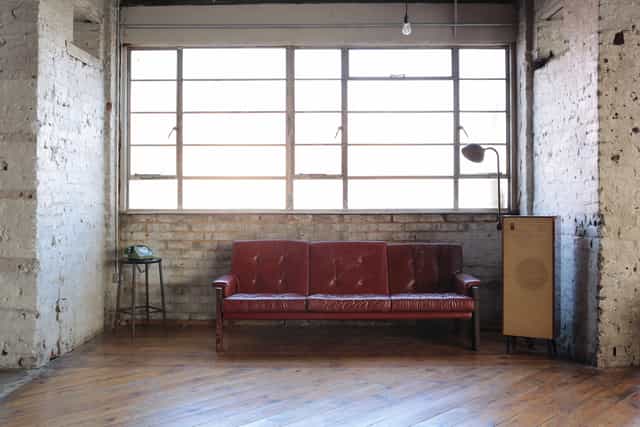 Minimalist meeting space with vintage sofa, ideal for creative brainstorming sessions.