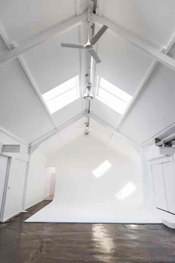 Bright event space with high ceilings, perfect for meetings and workshops.
