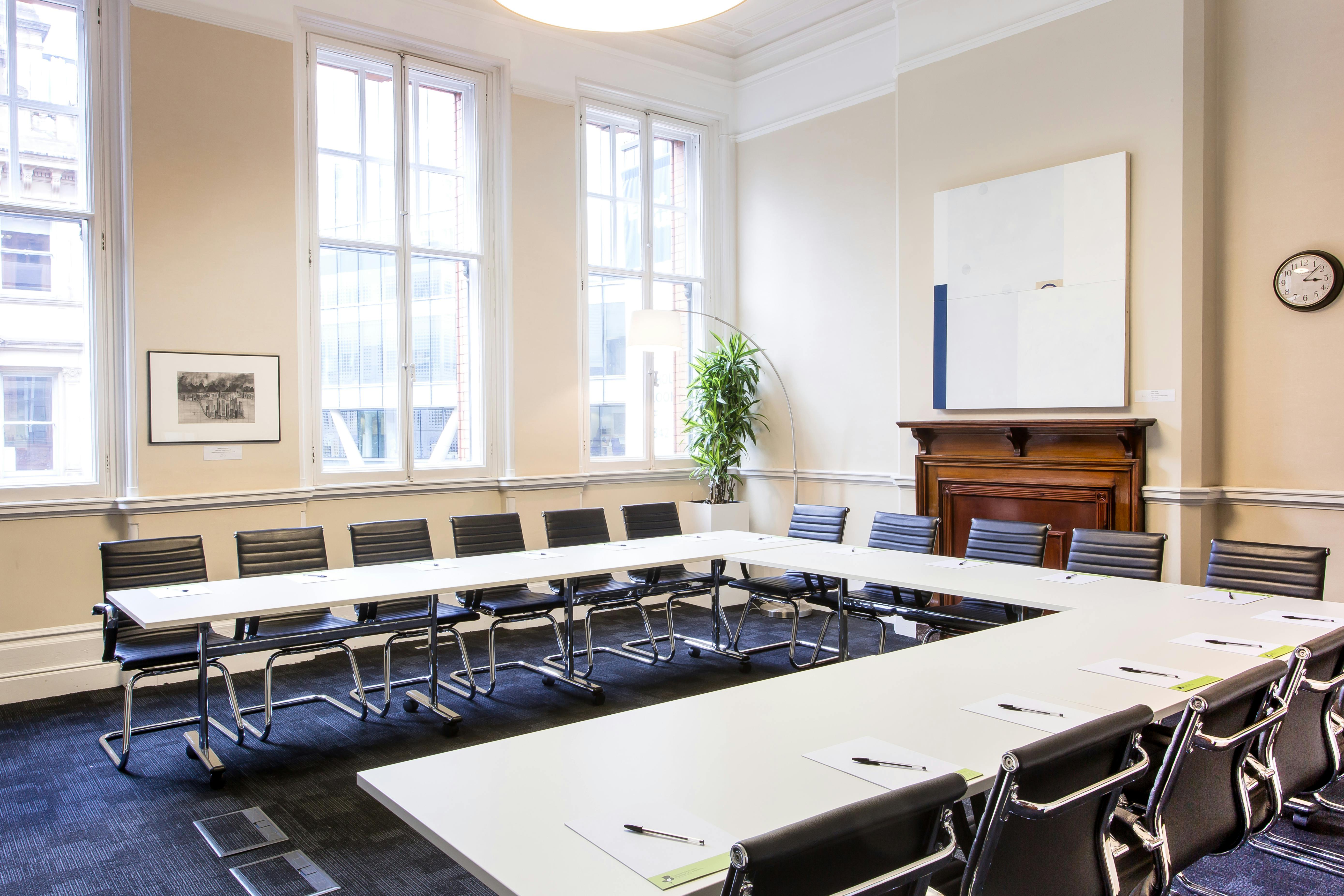 Connect Room in Chamber Space: U-shaped table, ideal for workshops and meetings.