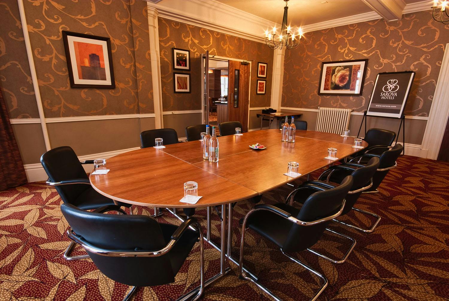 Garden Suite meeting room with oval table, ideal for professional gatherings and events.