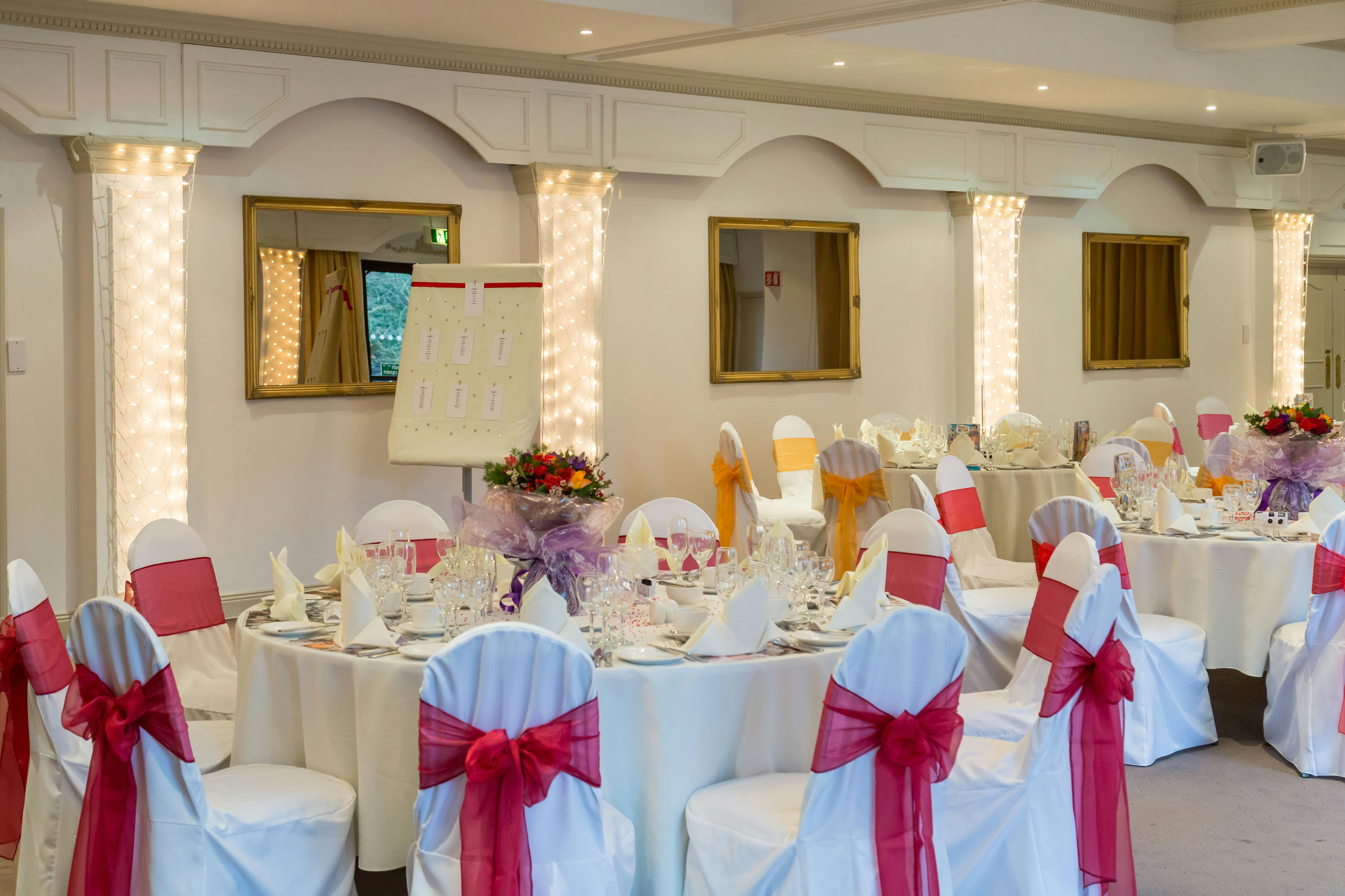 La Seigneurie Suite event space with elegant tables, ideal for weddings and gatherings.