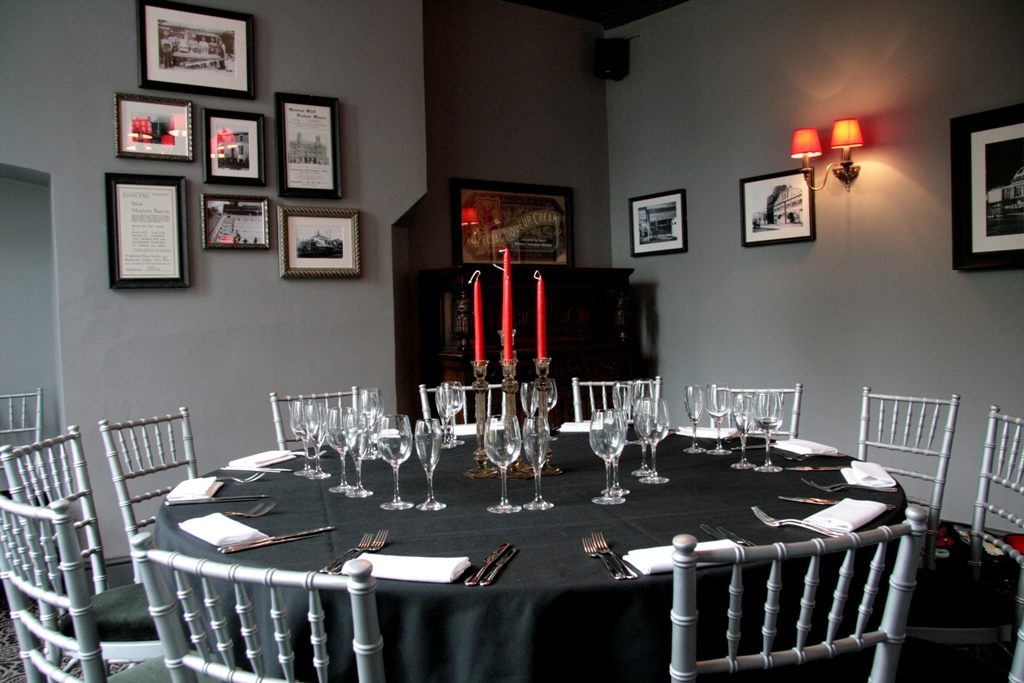 Elegant private dining room with round table, ideal for corporate meetings and upscale events.