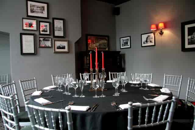Elegant private dining room with round table, ideal for corporate meetings and upscale events.