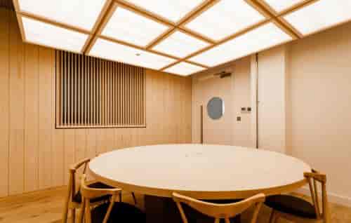 Modern Fair Oaks Meeting Room with round table for collaborative brainstorming sessions.