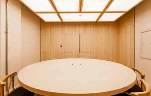 Fair Oaks Meeting Room with round table, ideal for collaborative meetings in Shoreditch.