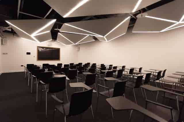 Modern meeting space with flexible layout, ideal for workshops and seminars.