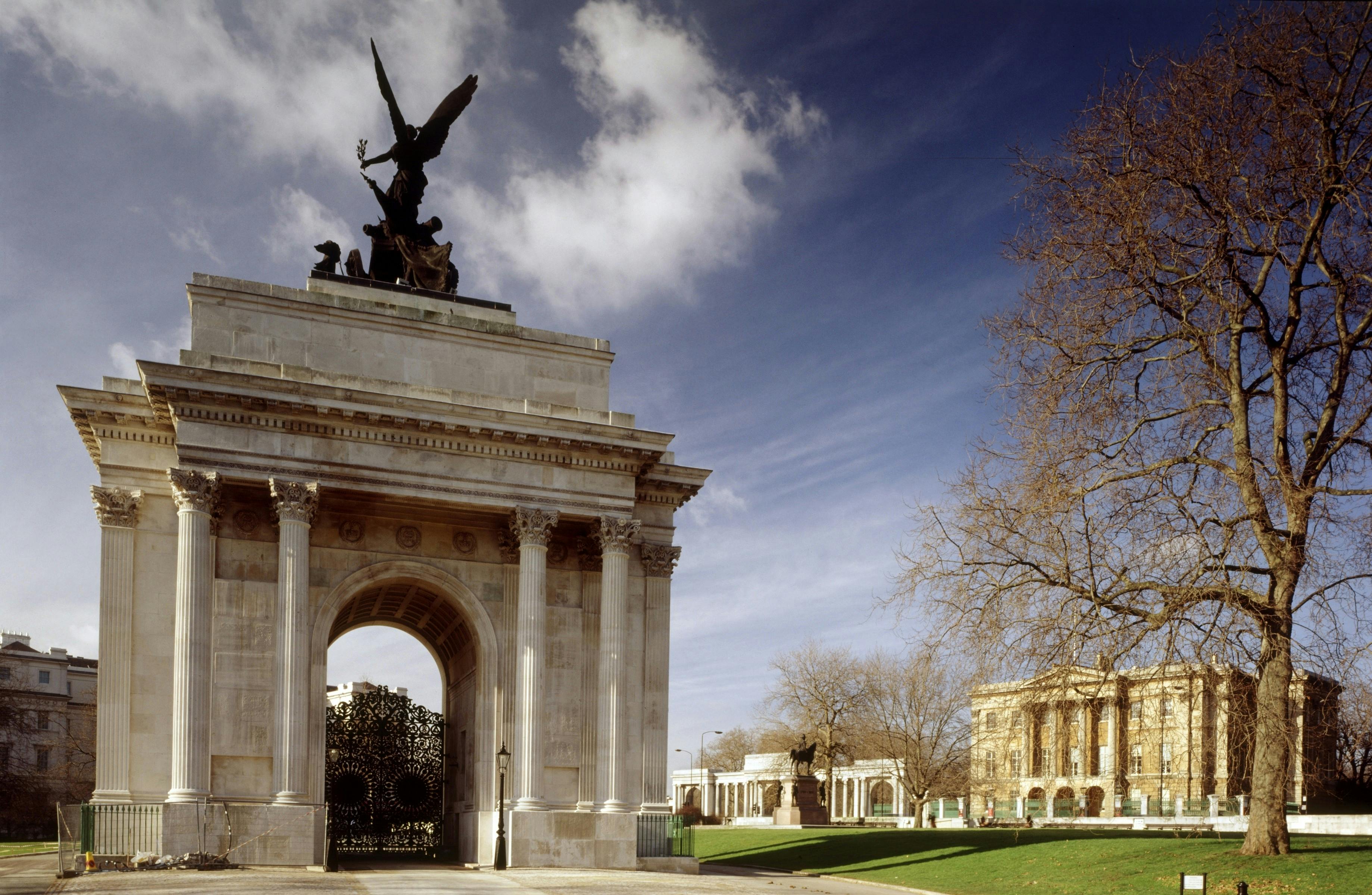 Quadriga Gallery at Wellington Arch, grand entrance for elegant outdoor events.