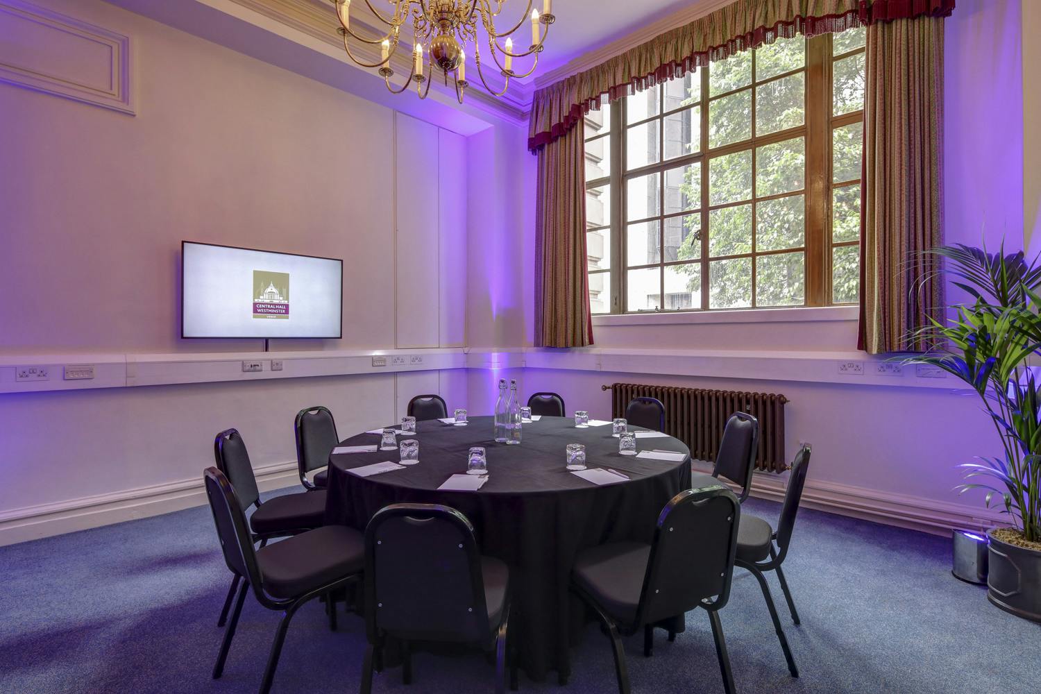 Syndicate Rooms in Central Hall Westminster, round table meeting space for workshops.