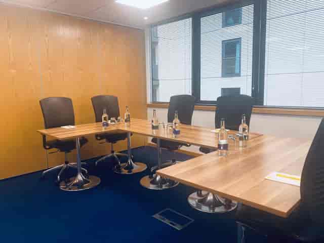 Modern meeting room with ergonomic chairs, ideal for productive brainstorming sessions.