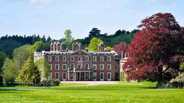 Historic mansion in lush greenery, ideal for upscale weddings and corporate events.