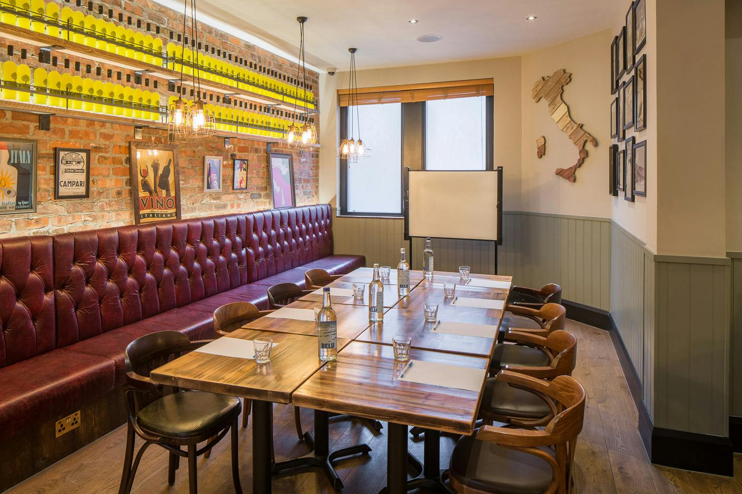 Stylish meeting space in Bella Italia with rustic decor, ideal for workshops and gatherings.