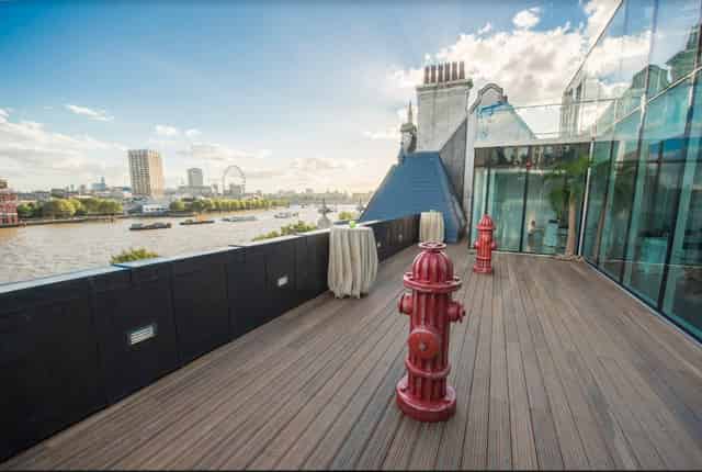 Lounge & Balcony