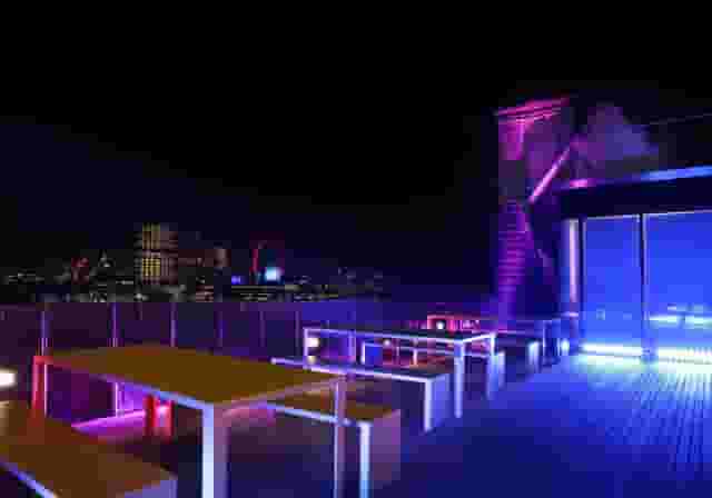Lounge & Balcony