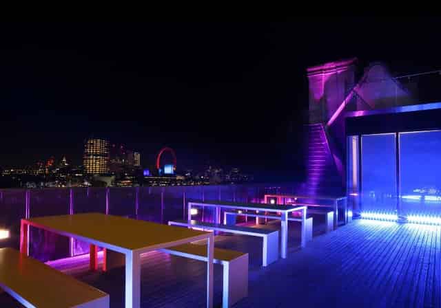 Lounge & Balcony