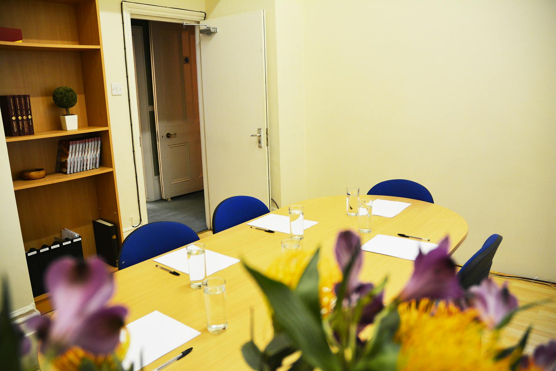 Queensborough Meeting Room with round table, ideal for professional meetings and events.