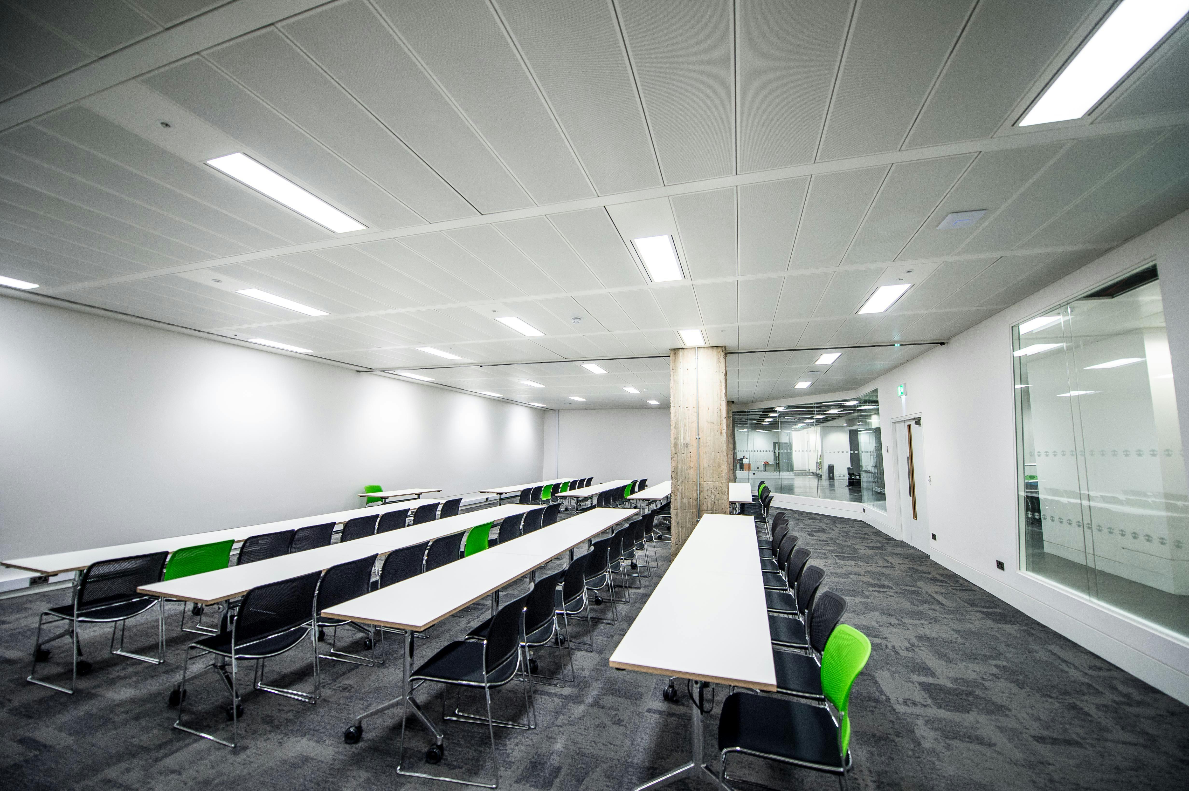 Modern meeting room with ergonomic chairs, ideal for workshops and team meetings.