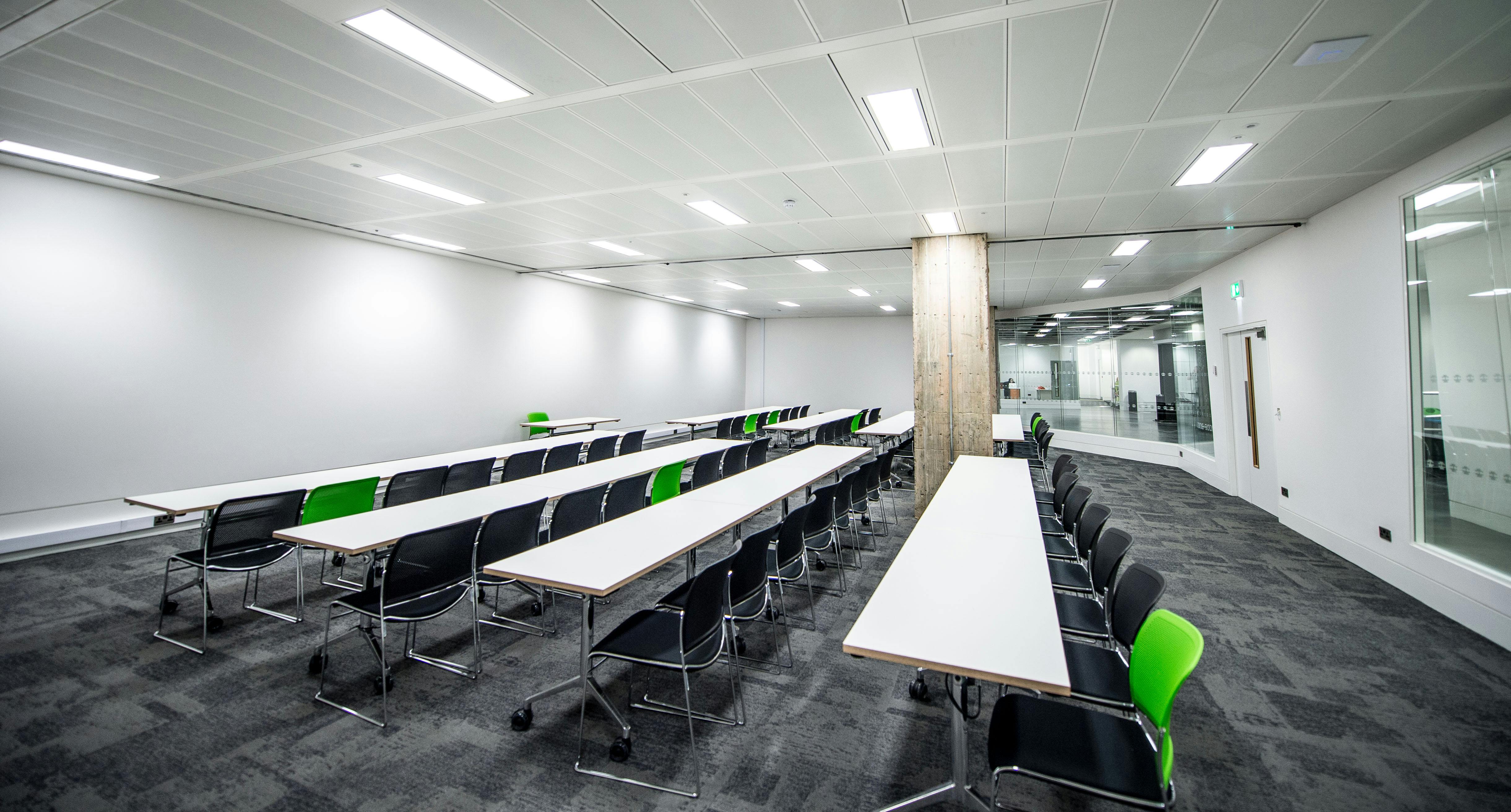Versatile meeting space with modular tables, ideal for workshops and collaboration.