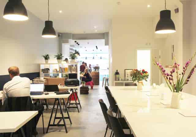 Modern meeting space with ambient lighting for workshops and casual gatherings.