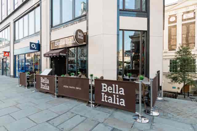 Vibrant outdoor dining at Bella Italia Strand, perfect for casual meetings and networking.