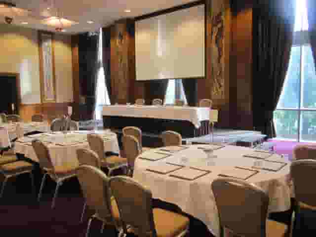 Canary Riverside Plaza Hotel