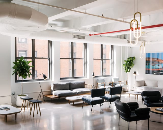 Modern meeting space with natural light, ideal for collaboration and brainstorming events.