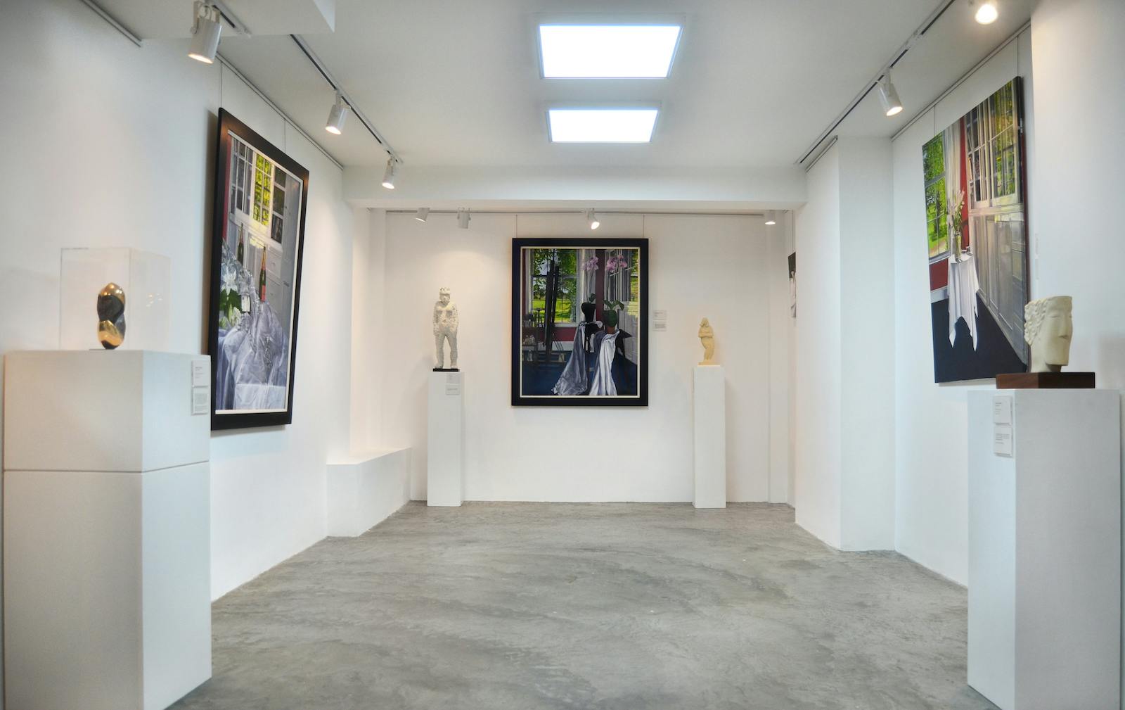 Modern art gallery space with natural light, ideal for intimate events and exhibitions.
