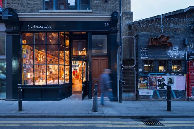 Charming bookstore facade in Libreria, perfect for intimate events and book launches.