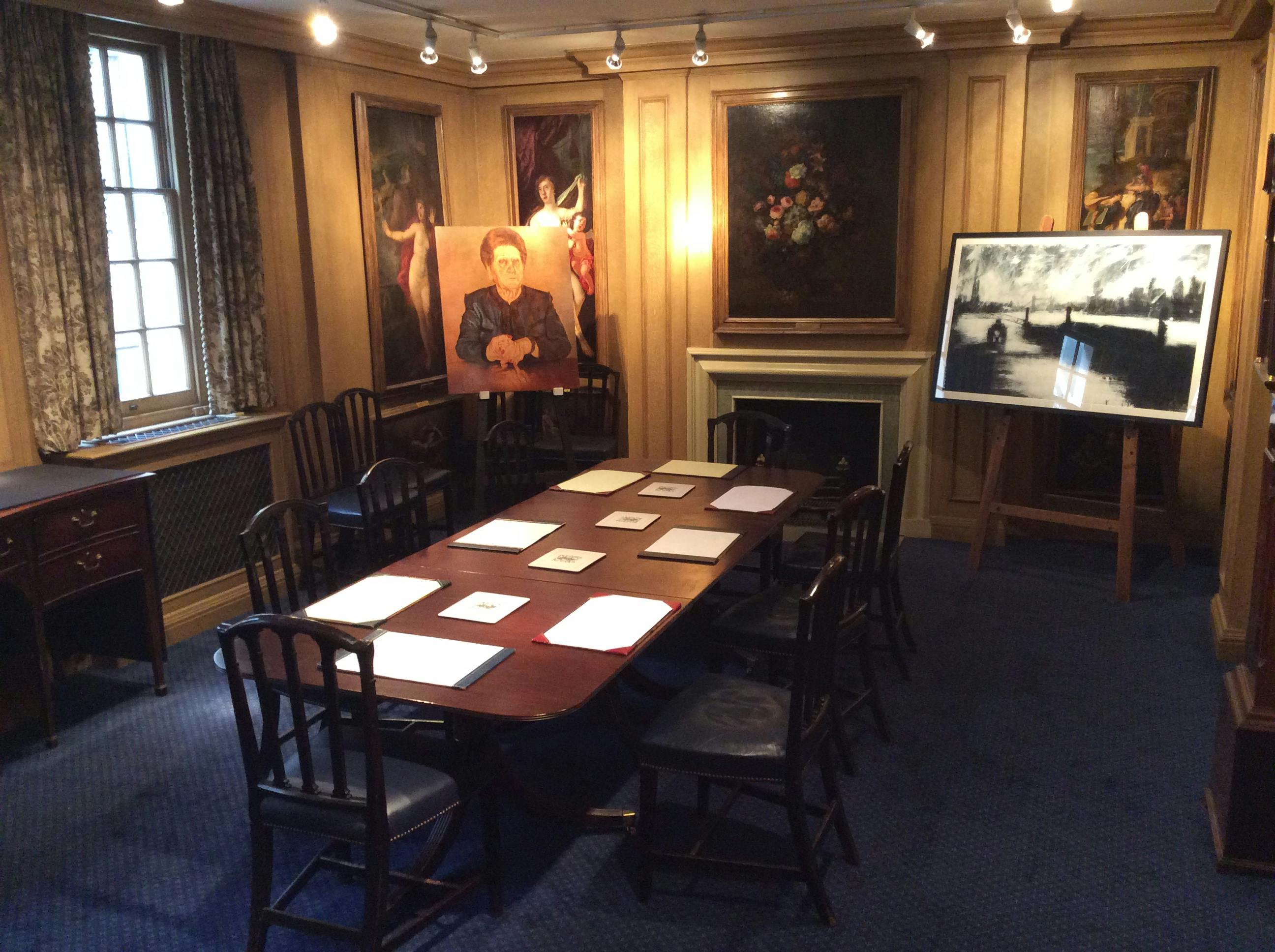 Painted Chamber in Painters' Hall: elegant meeting room with wooden table for gatherings.