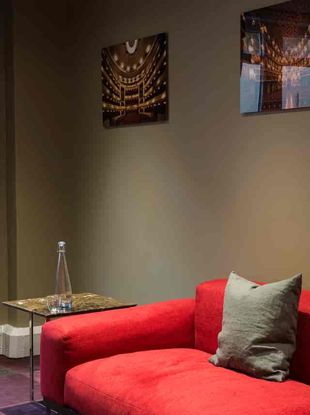 St Pancras Meeting Rooms TV breakout space, sterile interior design for corporate event hire.