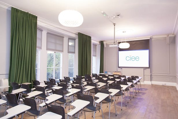 Notting Hill meeting room with modern seating, ideal for workshops and presentations.