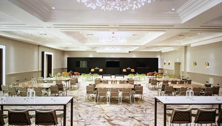 Modern meeting space at Primrose Hill Marriott, perfect for conferences and workshops. - Banner