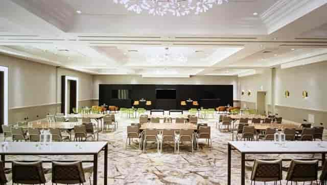 Modern meeting space at Primrose Hill Marriott, perfect for conferences and workshops.