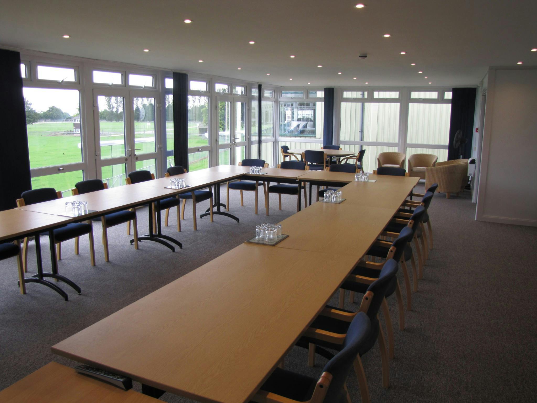 Lindfield Room: bright meeting space with long table, ideal for workshops and strategy sessions.