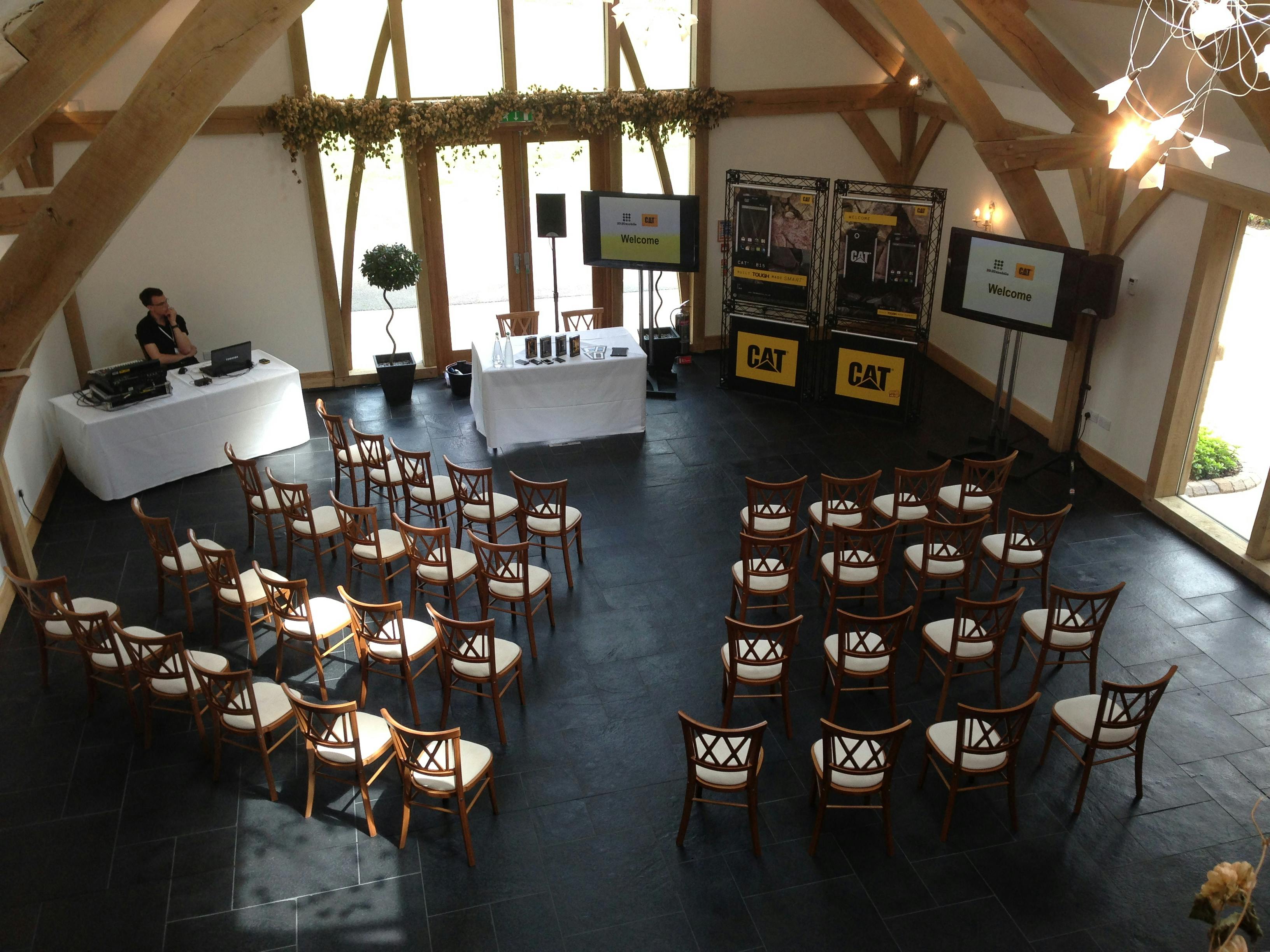 Modern Oak Barn event space with dual screens for workshops and presentations.