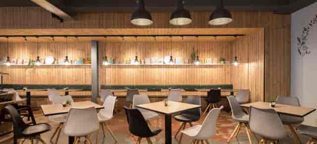 Modern event space with wooden backdrop, perfect for networking and meetings in autumn.