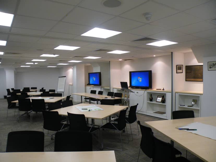 Space@119 training room: modular tables, dual screens, breakout, workshop