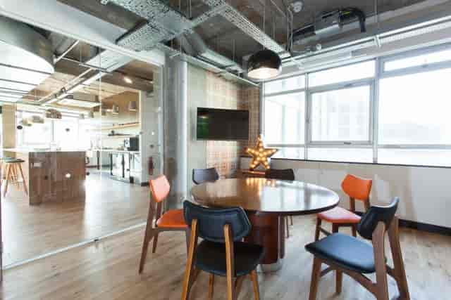 Modern meeting space with round table, ideal for brainstorming and team meetings.