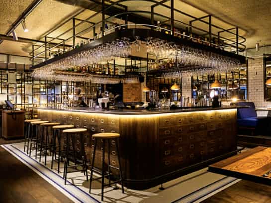 Private dining room at Canto Corvino with stylish bar for networking events and gatherings.