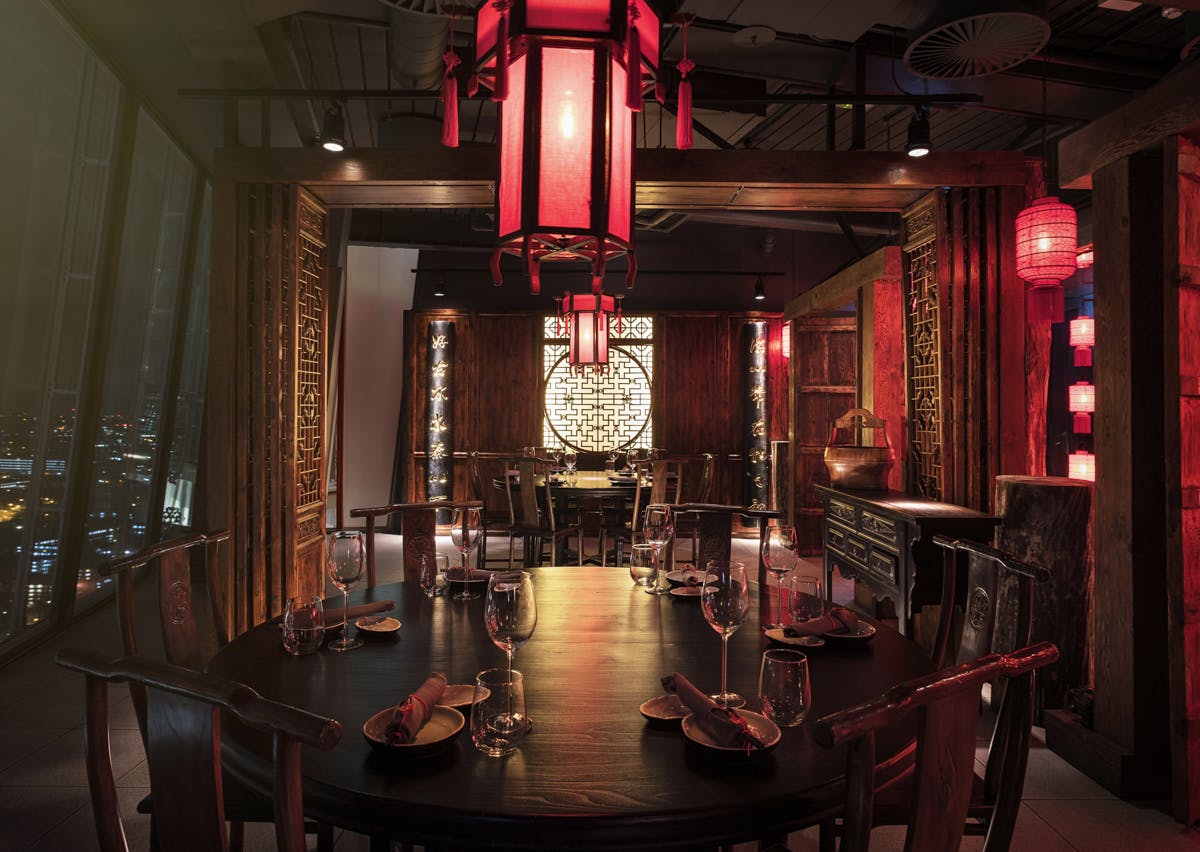 Elegant Shanghai private dining room with warm lighting for exclusive events.