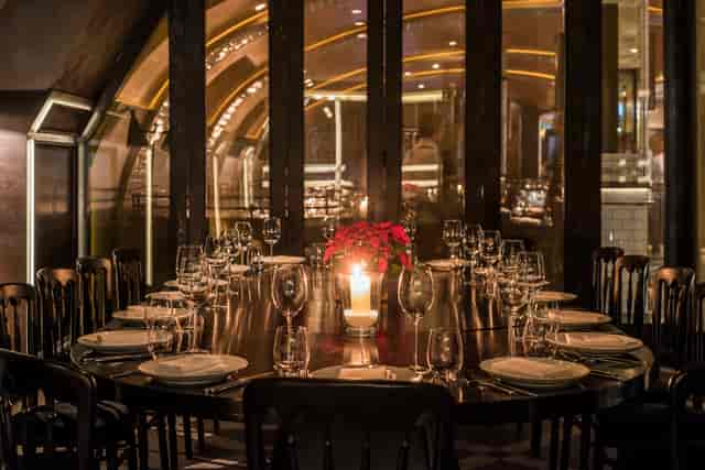 Elegant dining table with candlelight at Aqua Nueva for corporate events.